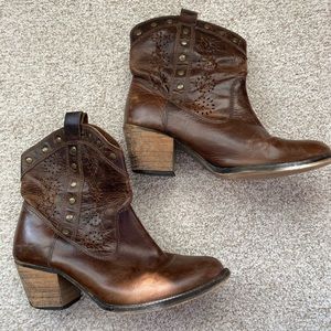 🔆 Dingo Distressed Leather Laser Stud Cowboy Boot